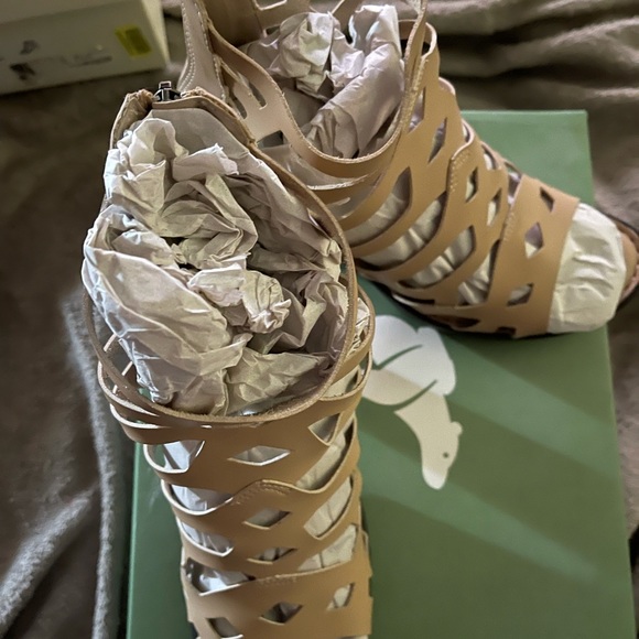 Tastemaker NWT Beige Heeled Sandals Size 8.5 - Picture 2 of 12